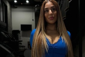 女主持：很多网友都说你想推倒我 皮尔斯：但我们是搭档 我有女友