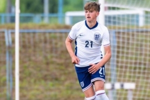 记者：纽卡击败曼联等队，将以37.5万镑+奖金签约15岁神童中卫